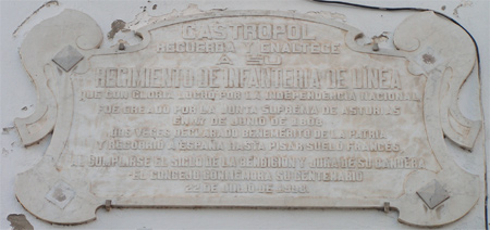 Placa del Glorioso Regimiento de Castropol, en la fachada del Ayuntamiento.