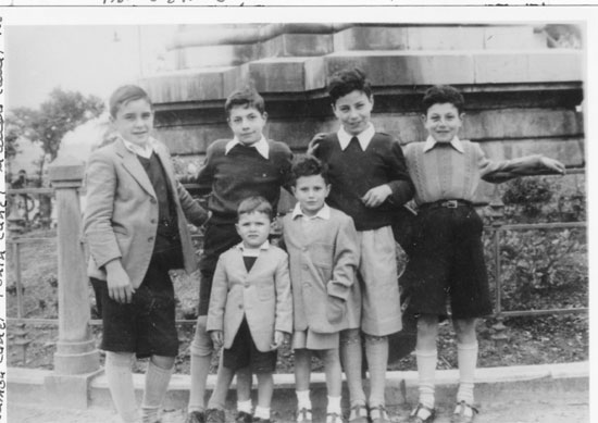 Niños junto a la Estatua 1950.