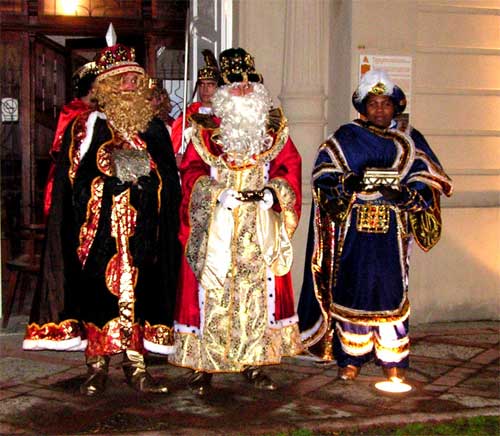 Los Reyes saliendo del Palacio de Herodes.
