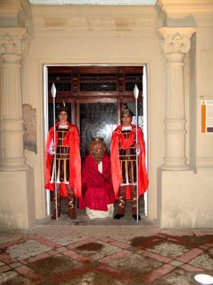 Herodes con su guardia, a la entrada de Palacio.