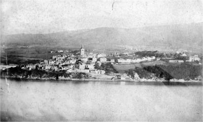 Castropol visto desde Ribadeo en 1885.