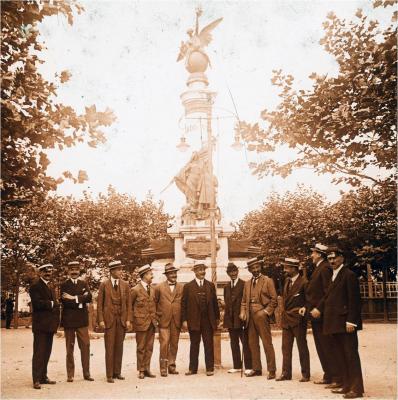 Grupo de hombres en el parque, hacía 1920.