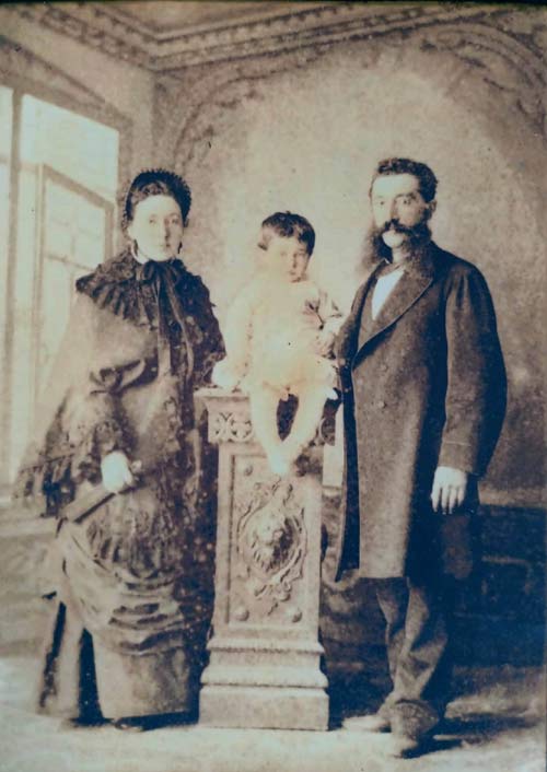 José Román Penzol Labandera, Flora Travieso y su hijo Pedro. 1886